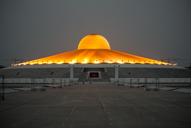 Dhammakaya Temple at Night